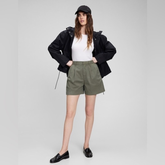 NWT! New Off White High Rise Pleated Khaki Shorts with Washwell - Size 10🩵 - Picture 3 of 4